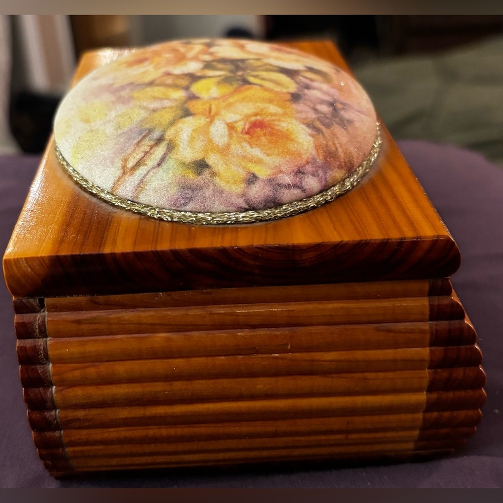 Vintage 1960s Aromatic Cedar Jewelry Box - Textured Resin Floral Lid - MCM - Picture 2 of 8